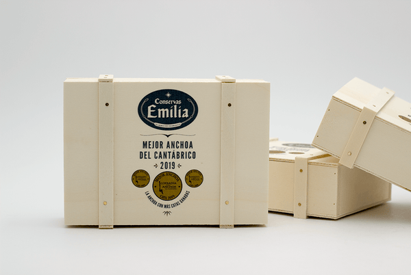 Caja detalle  Anchoa del Cantábrico serie oro tres octavos y Ventresca de bonito del norte